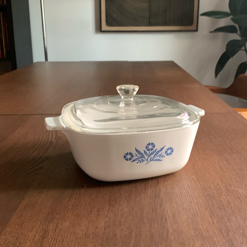 CORNINGWARE -  Vintage Cornflower Pattern 6 cup Casserole Dish
